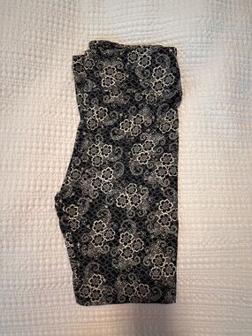 LuLaRoe Black and White Floral Paisley Leggings